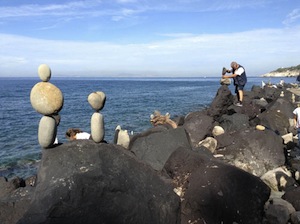 Si è conclusa nella Baia di Ieranto la prima performance internazionale di “Stone balancing” in Campania