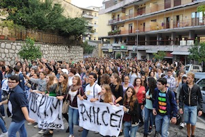 Protesta degli studenti a Sorrento contro i tagli all’istruzione ed i disservizi del trasporto pubblico