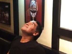 Maradona giocoliere col bicchiere di vino da “Giannino” a Milano