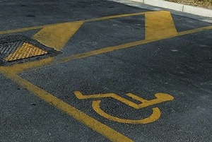 Troppe richieste per i posti auto per disabili, il Comune impone un regolamento