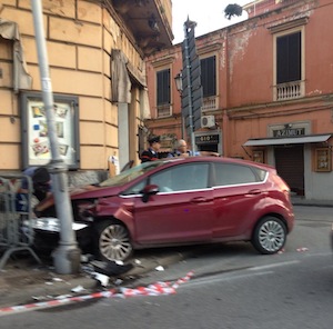Grave incidente lungo il Corso Italia, traffico bloccato