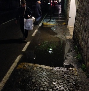 Via Correale, una pozzanghera da anni costringe i pedoni ad invadere la carreggiata: Il Comune faccia qualcosa 