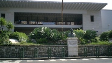 Un parcheggio sotto la stazione della Circumvesuviana di Sorrento