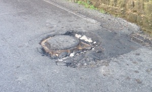 Strade colabrodo, dopo le piogge degli ultimi giorni crepe e voragini ovunque