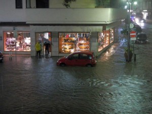 Palazzo sgomberato a Sorrento, mentre si fa la conta dei danni provocati dal temporale della notte scorsa