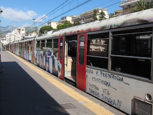 Vuole salire senza biglietto sul treno Sorrento-Napoli, 17enne colpisce una porta e si ferisce