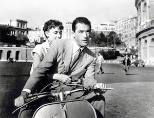 “La Vespa e il cinema” una mostra sui film più famosi che hanno “accolto nel cast” il popolarissimo veicolo simbolo di una generazione