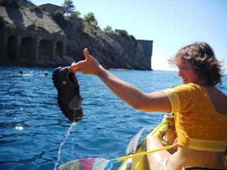 Turisti a pesca di rifiuti nel golfo di Sorrento