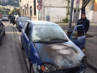 Auto in fiamme lungo via degli Aranci