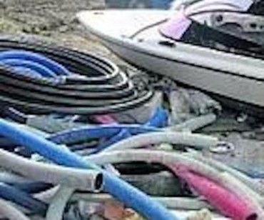 Discarica del palazzetto dello sport di via Madonnelle: rimossa parte dei rifiuti, ma non i relitti di barche
