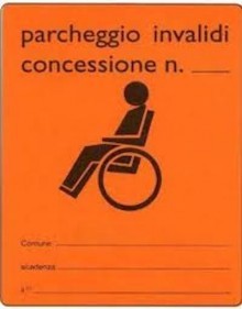 A Sorrento sosta gratis con contrassegni invalidi di genitori deceduti, denunce e multe