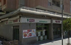 Rubava prodotti dagli scaffali del supermercato, arrestato