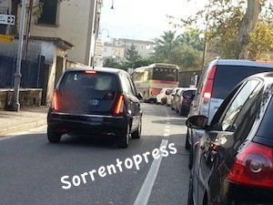 I lavori notturni si prolungano fino al mattino: traffico il tilt tra Sant’Agnello e Piano