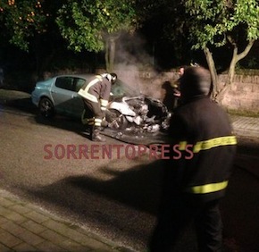 Auto in fiamme, paura a Montariello