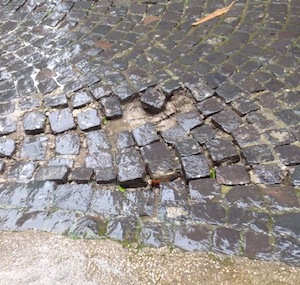 Strade colabrodo, la rabbia dei residenti di via Cesarano: “La strada è diventata impraticabile, se nessuno interviene presto qualcuno si farà male”