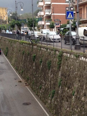 Via degli Aranci, auto sbanda e finisce contro la ringhiera