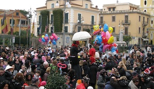 Carnevale: maschere e carri nelle piazze della penisola