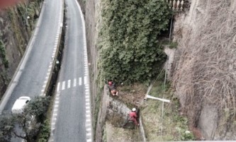 Rocciatori in azione per bonificare il costone del porto