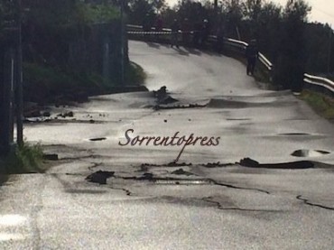 Frana e crepe nell’asfalto di via Fonatanelle, evacuata una casa