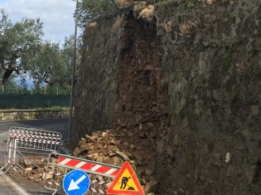 Maltempo, a Massa Lubrense crolla un muro lungo via Partenope