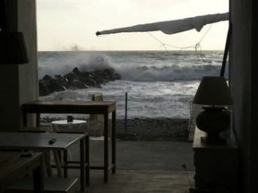 Marina di Alimuri, il ristorante “Il Verricello” danneggiato  da una mareggiata