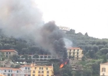 Sorrento, incendio nella zona di Capodimonte