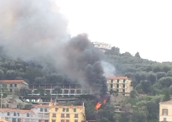 Sorrento, incendio nella zona di Capodimonte