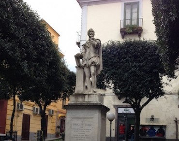 Da lunedì prendono il via i lavori per il restyling della statua di Torquato Tasso