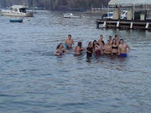 Studenti stranieri, primo bagno nel mare di Marina Piccola