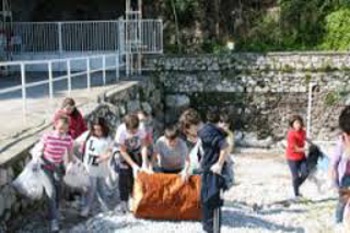 Studenti in campo per ripulire le spiagge