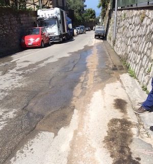 Si rompe un tubo dell’acqua, allagata via Cesarano – guarda video – mentre in via Capo si ottura la fogna