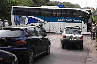 Traffico in tilt sulla Statale Sorrentina per un autobus di traverso