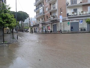 Nubifragio in penisola: strade allagate dopo pochi minuti di pioggia