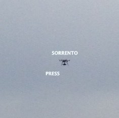 Un piccolo velivolo radiocomandato munito di telecamera in volo sulla zona di Casarlano, allertati i carabinieri