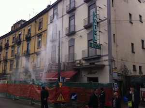 Si rompe un tubo della fogna: impossibile arrivare alla stazione di Piazza Garibaldi