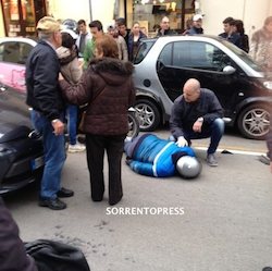 A bordo di uno scooter finiscono contro lo sportello aperto di un’auto, feriti