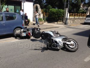 Incidente lungo via degli Aranci, coinvolti due scooter, traffico in tilt