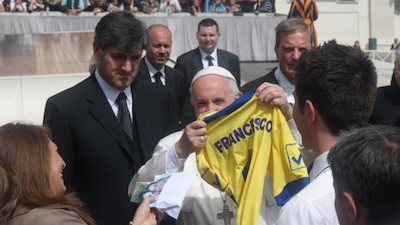 L’Ischia Calcio dona una maglia a Papa Francesco