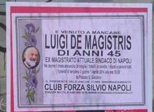 Manifesti a lutto per il sindaco De Magistris, macabro “pesce d’aprile” a Napoli