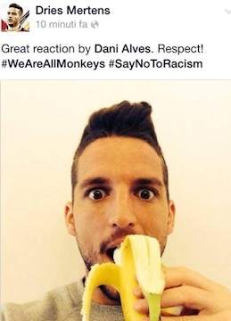 “No al razzismo”, Alves mangia una banana in campo: sui social i selfie di Mertens e Aguero -Guarda Video-