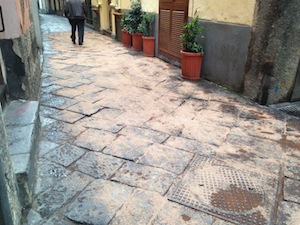 Strade cosparse d’olio, raid vandalico nel centro di Sorrento