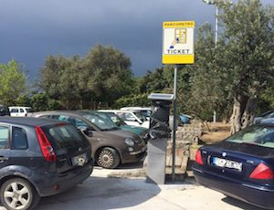 A Massa Lubrense stop alla sosta a pagamento nelle strisce blu e nei parcheggi pubblici