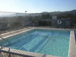 Chiede l’autorizzazione per una vasca per la raccolta della pioggia, ma si tratta di una piscina: stop dalla Soprintendenza