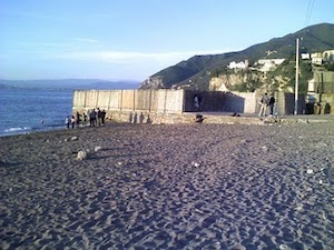 Il sindaco di Vico Equense riapre le spiagge, a Meta restano chiuse fino al 18