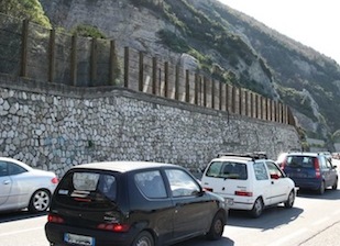 Masso pericolante, chiusa la litoranea della “Sorrentina” a Pozzano