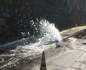 Scavano per la fibra ottica e rompono tubo dell’acqua: geyser in via San Renato (guarda il video)