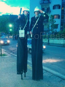 Vigili alti tre metri in giro lungo le strade di Sorrento