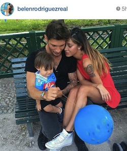 Belen, su Instagram le foto di Santiago in maglia azzurra