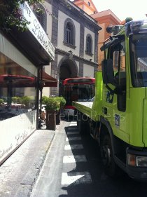 Bus rompe i freni e finisce nelle fioriere antistanti un ristorante