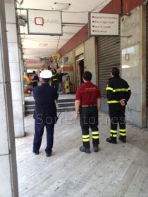 Si staccano intonaci dai terrazzi, intervento dei pompieri in piazza Lauro